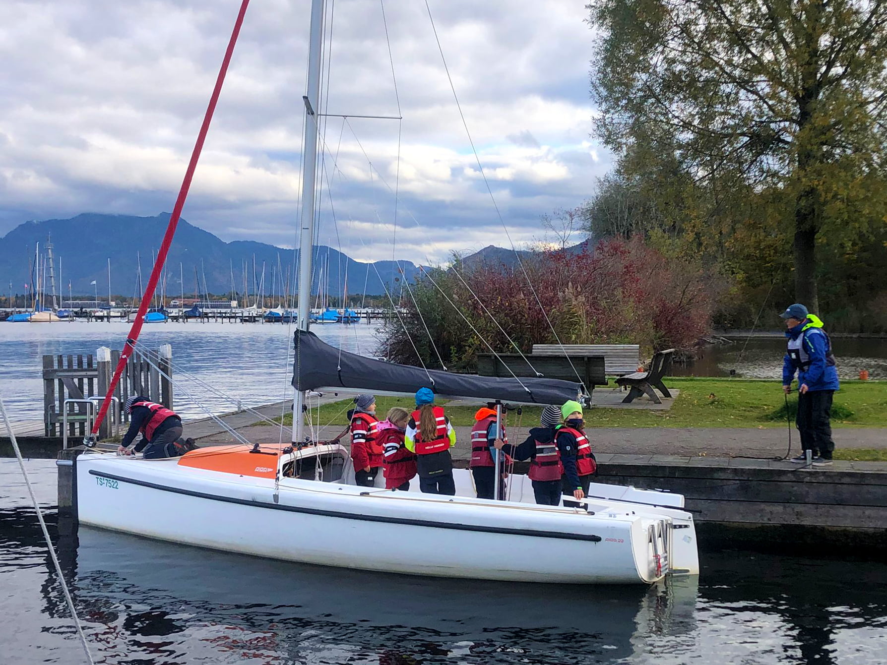  7 young sailors and 1 instructor at DHH on the Chiemsee 